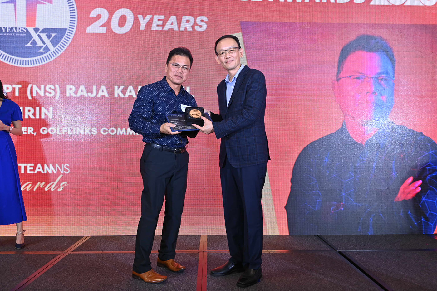 From left: CPT (NS) Raja Kamarul Bahrin (20 Years Long Service Award Recipient); Commissioner Hoong Wee Teck (Vice-President of HomeTeamNS).