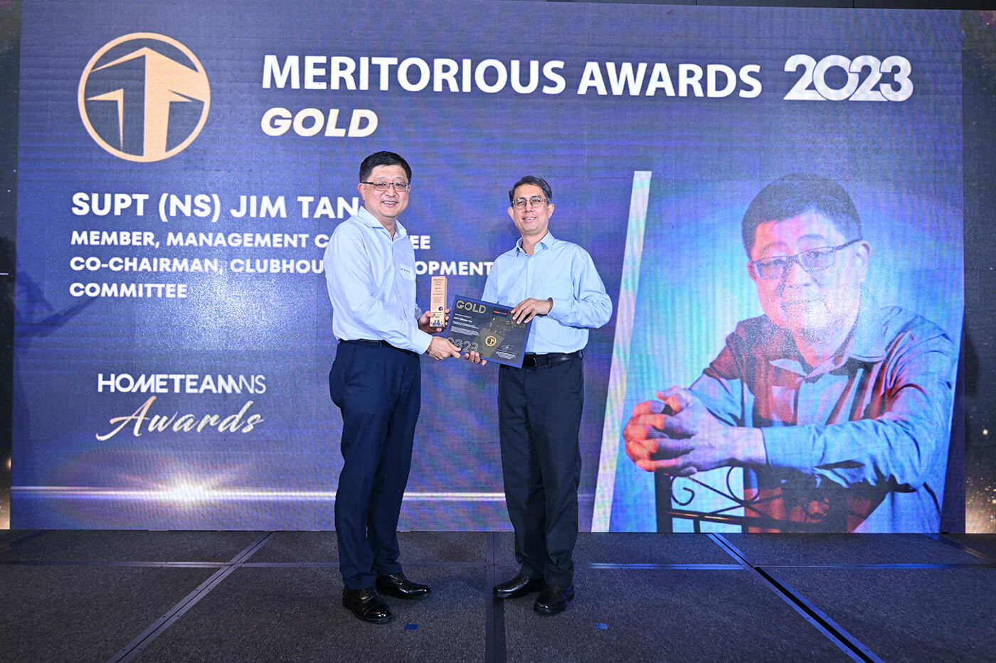 From left: SUPT (NS) Jim Tan (Gold Meritorious Award 2023 Recipient); Associate Professor Muhammad Faishal Ibrahim (President of HomeTeamNS).