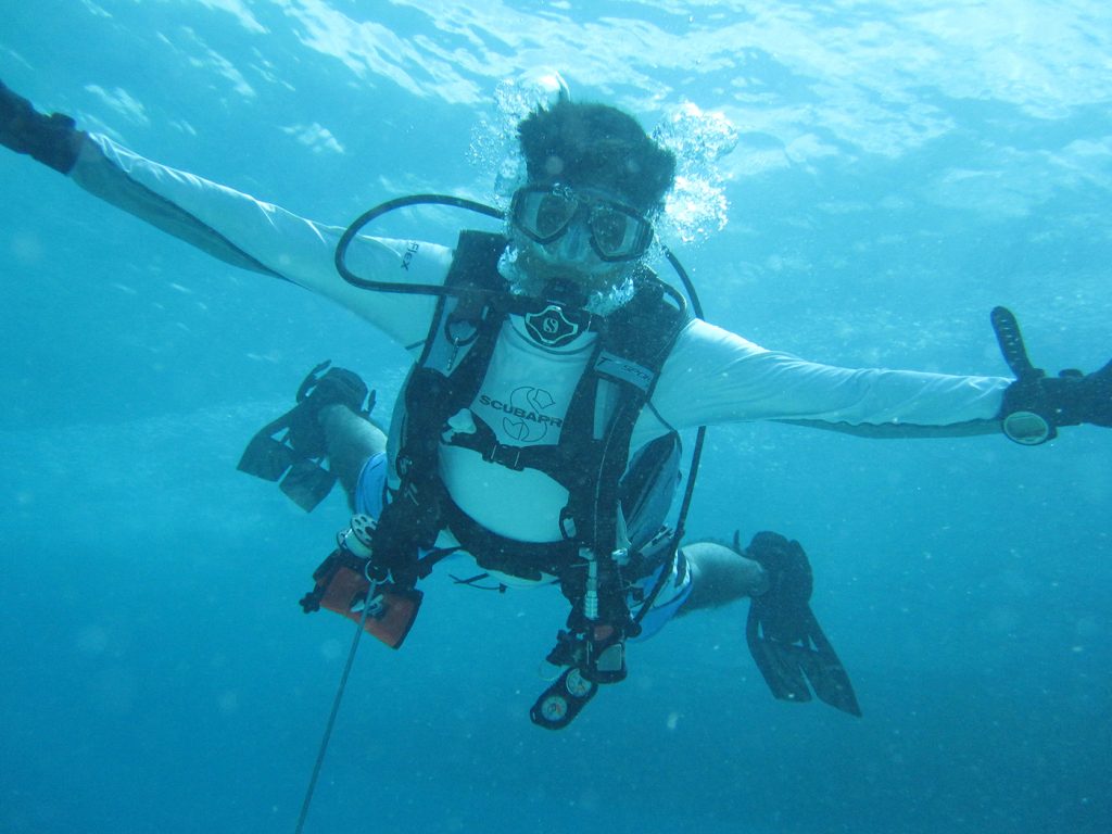 LTC (NS) Jahan De Silva scuba diving.