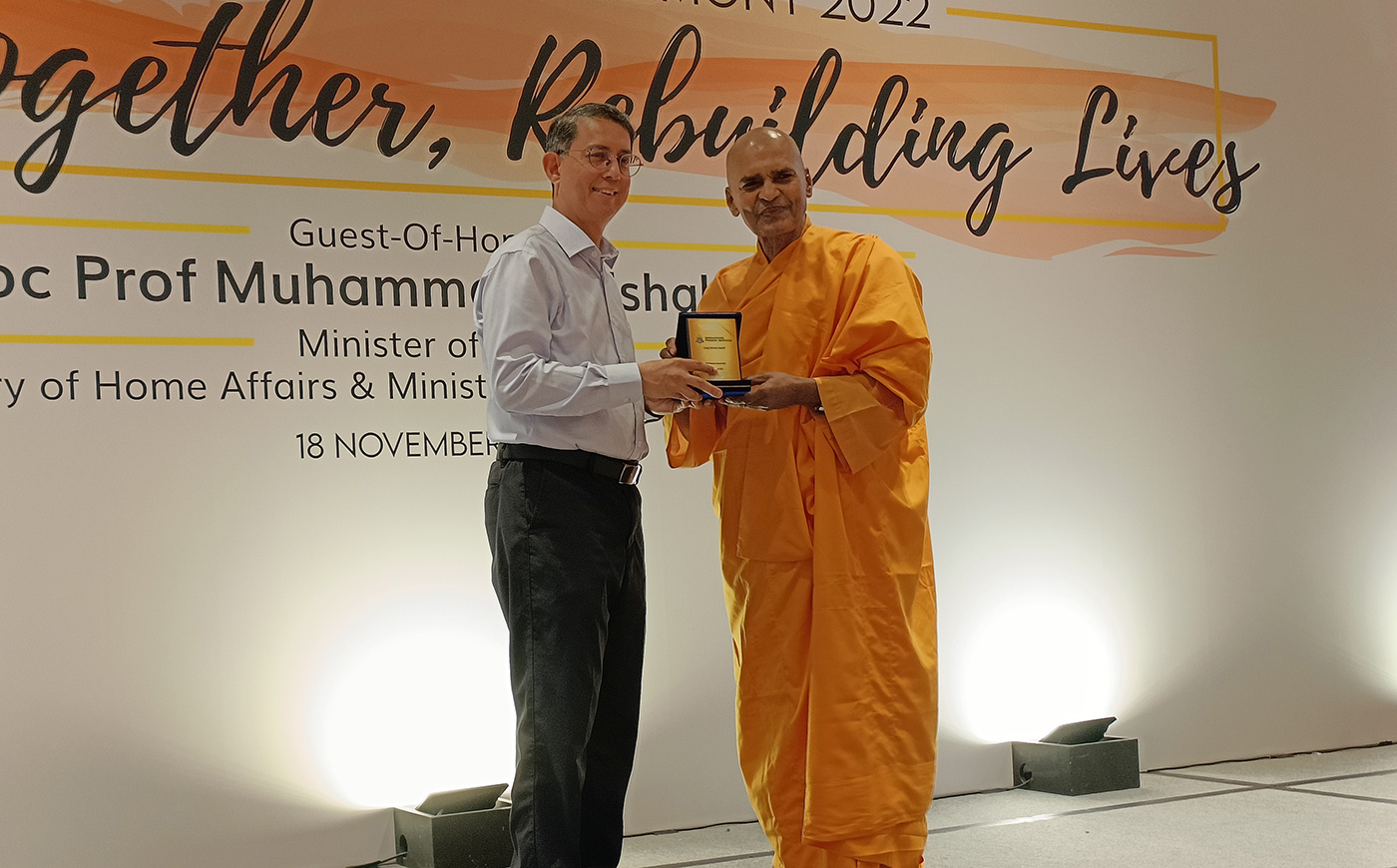 Reverend Sumana Thero receiving the Long Service Award (35 years) at the Singapore Prison Service Volunteers Awards Ceremony in 2022.