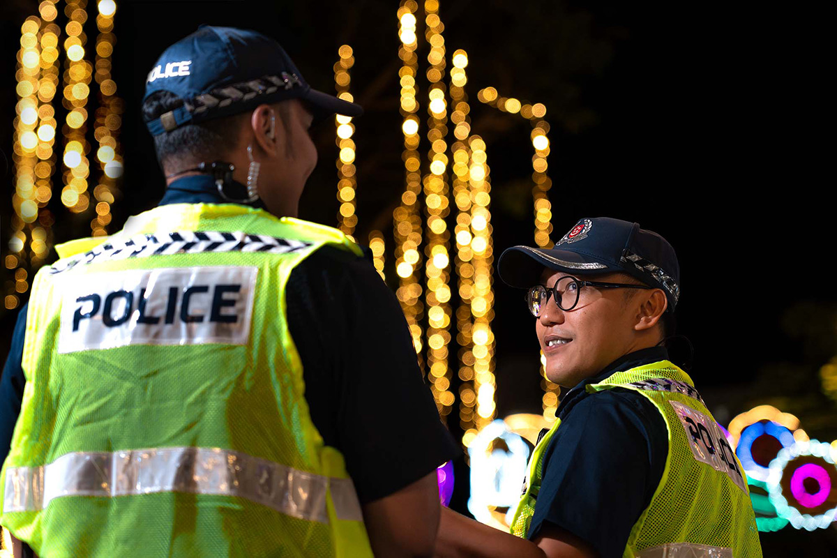 DSP (NS) Haiqal and Sgt (NS) Haikel sharing a moment beneath the Hari Raya decorations as their shift drew to a close.