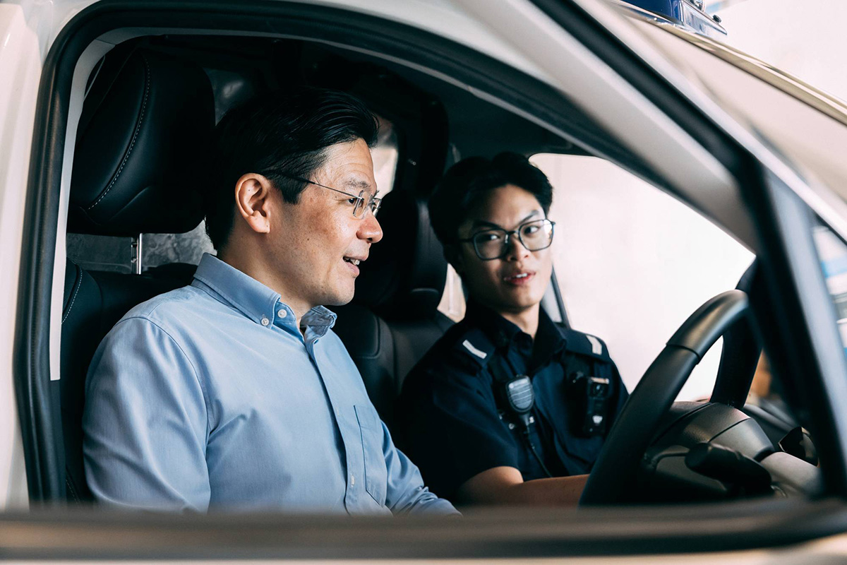 Special Constable Corporal Austin Chong Sze Ze briefing PM Wong on the Integrated Vehicular Dashboard of the NGFRC.