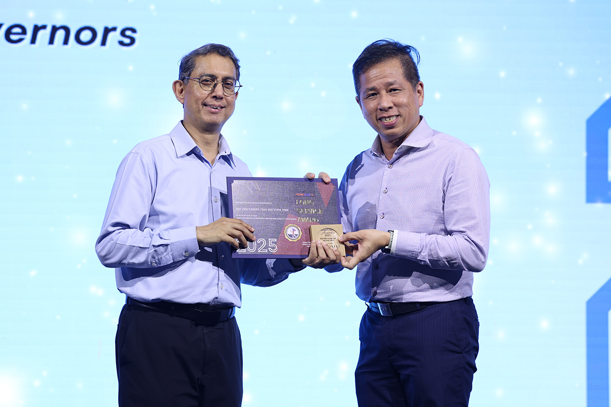 DAC (NS) Lionel Chai (right) receiving the 25 Years Long Service Award from HomeTeamNS President, Assoc Prof Muhammad Faishal Ibrahim, at the HomeTeamNS Awards 2025.