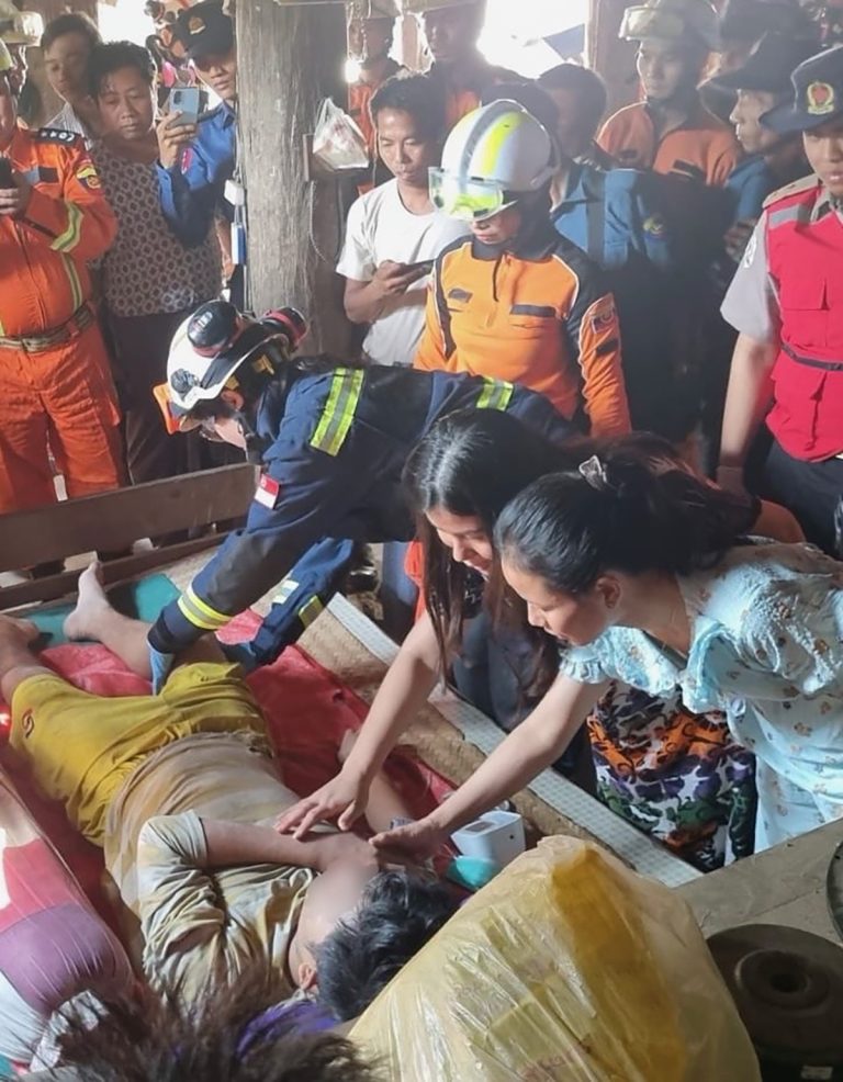SCDF rescued a man from a partially collapsed residential building after an eight-hour joint rescue operation with the Myanmar Fire Services Department. After LTA Joanne Lau (examining the man’s leg) assessed the man to be stable and conscious, he was conveyed to a local hospital.