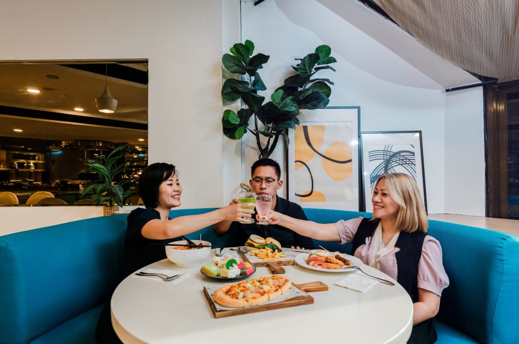 Tiffany Cafe & Restaurant- Furama Hotel Singapore Tiffany New 3